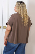 Blusa café con detalle bordado