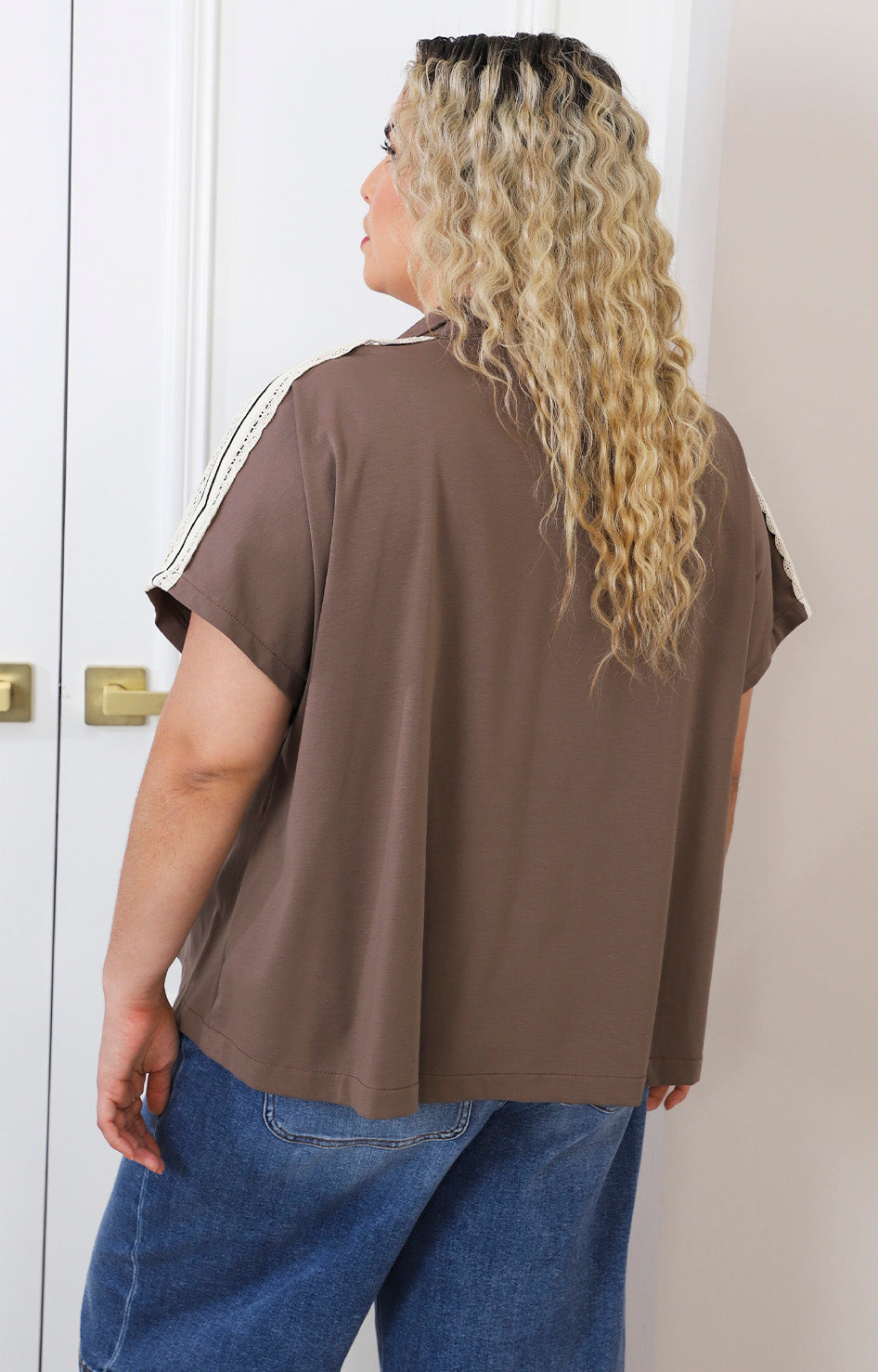 Blusa café con detalle bordado