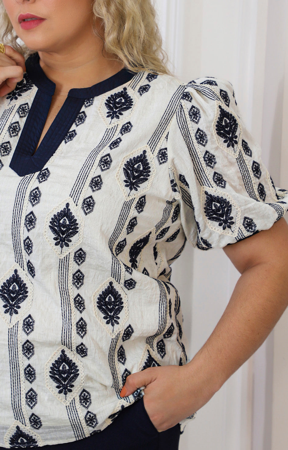 Blusa estampada con bordado