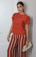 Blusa con botones decorativos