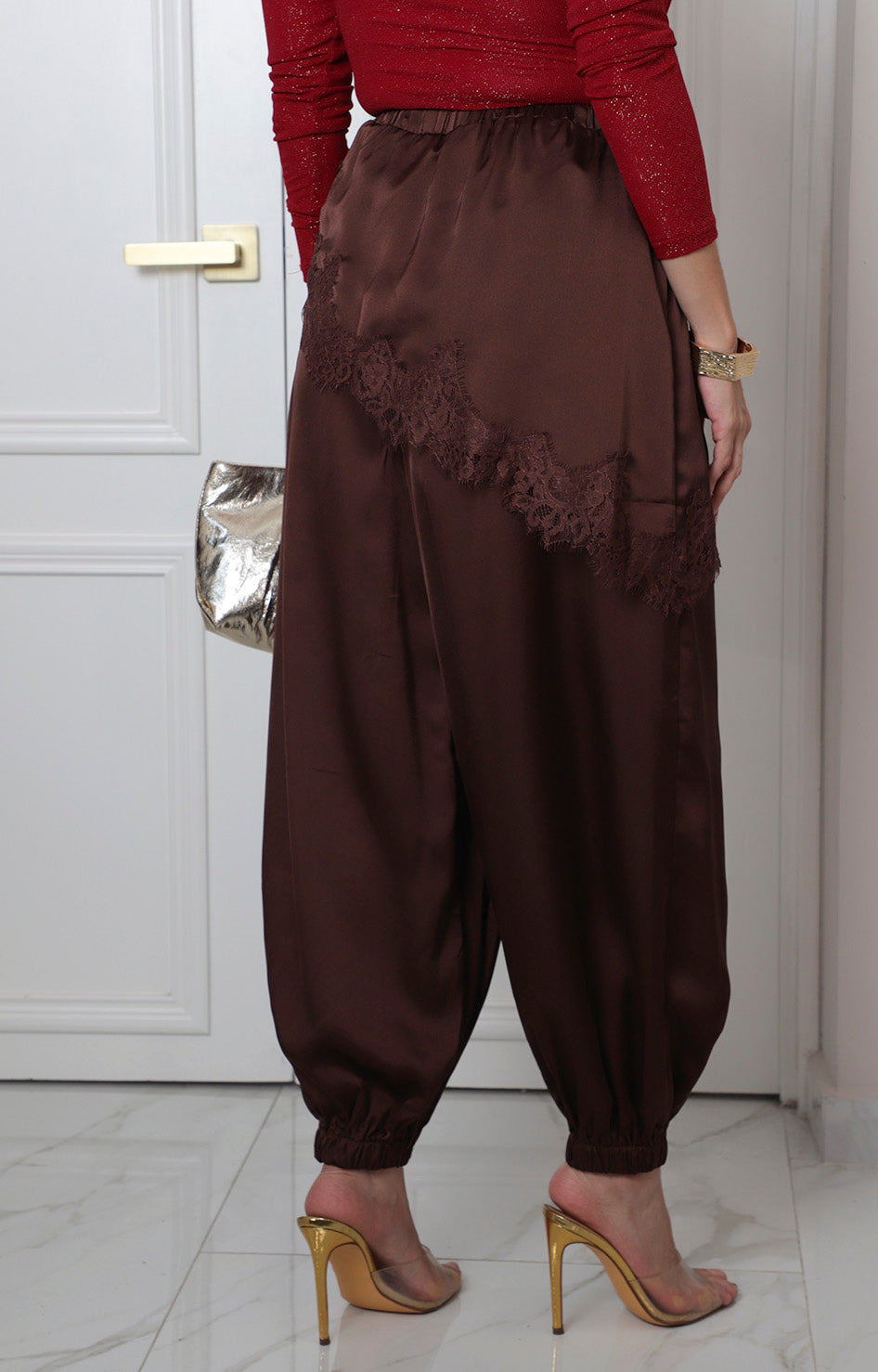 Pantalón satinado con encaje lateral