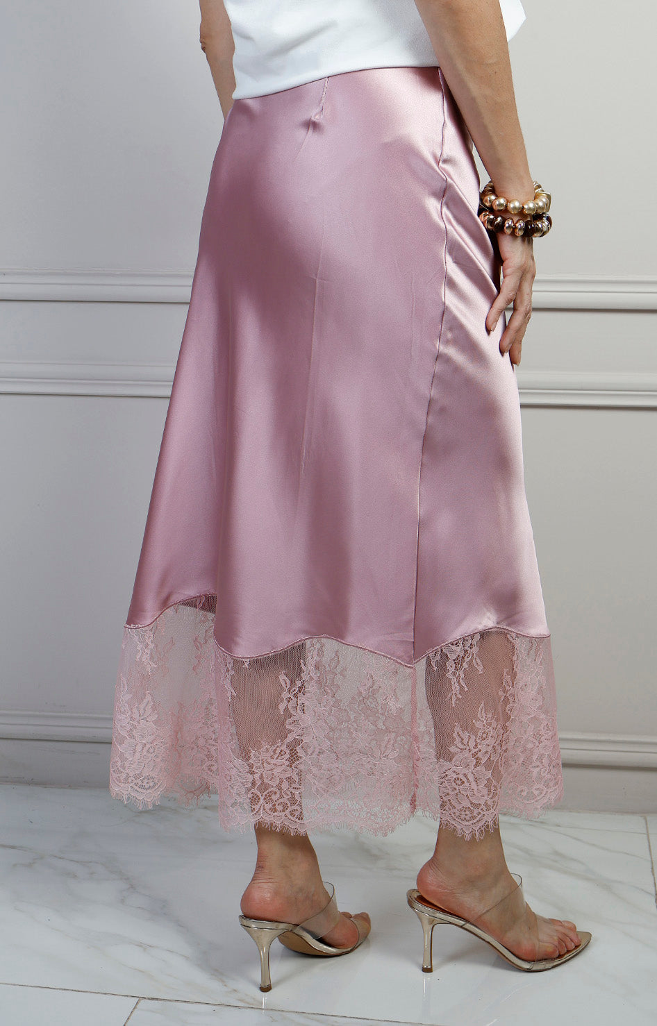 Falda larga regular de encaje en color negro de la marca Boutiquemirel, con detalles delicados y diseño elegante.