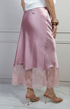 Falda larga regular de encaje en color negro de la marca Boutiquemirel, con detalles delicados y diseño elegante.