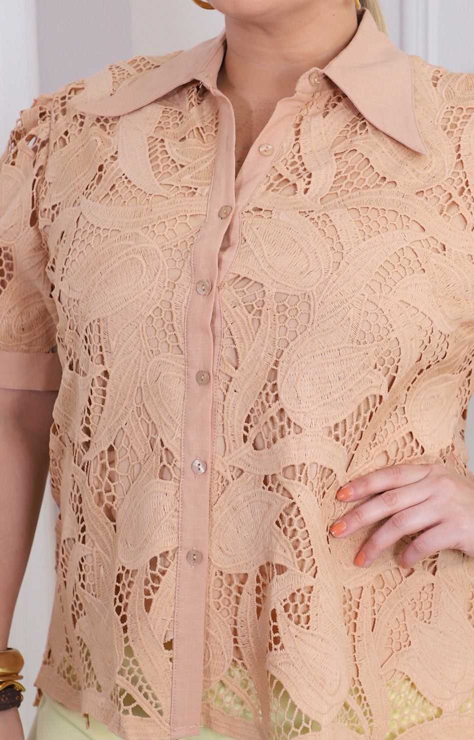 Blusa de guipur con botones