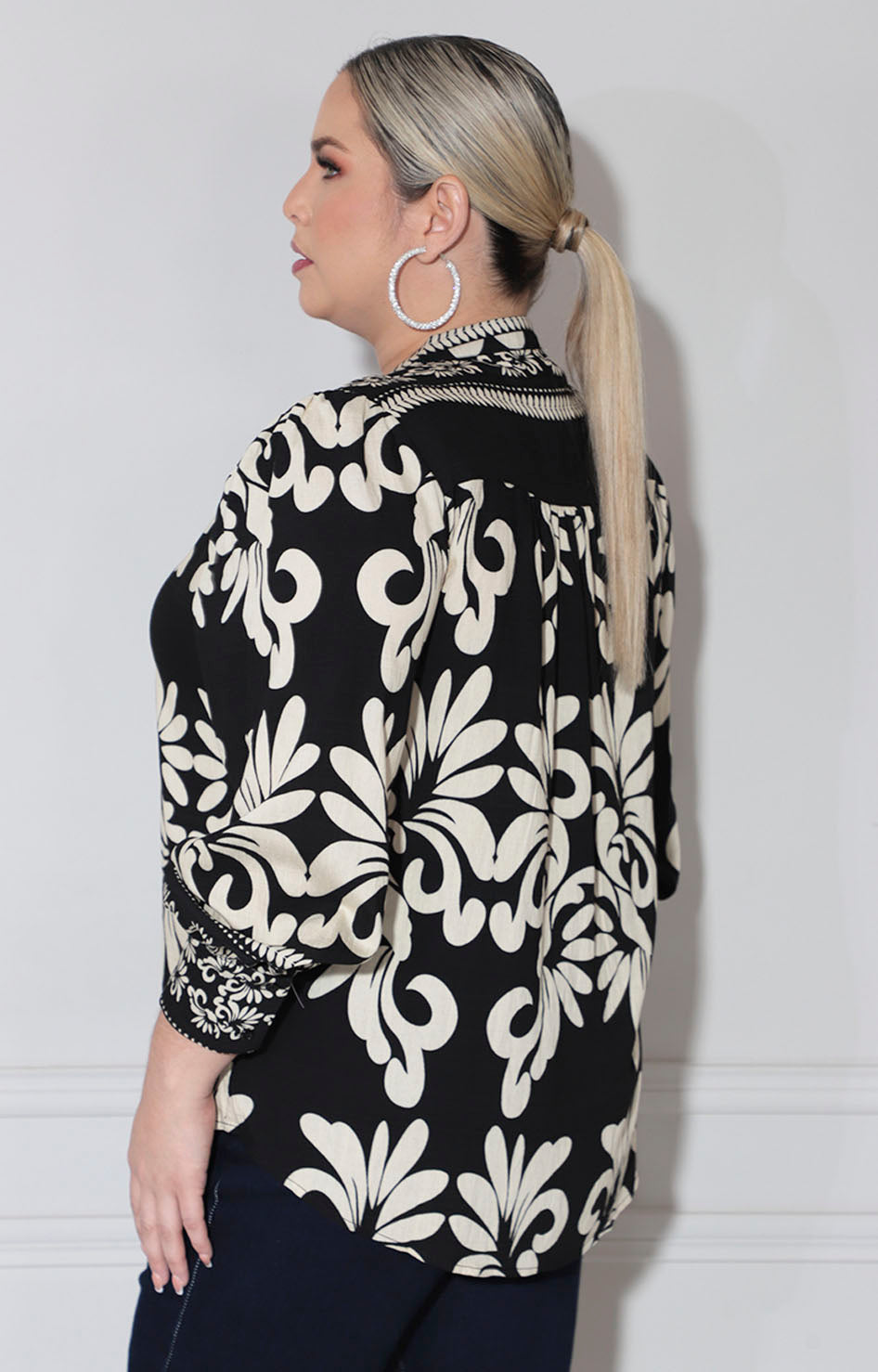 Blusa negra estampada