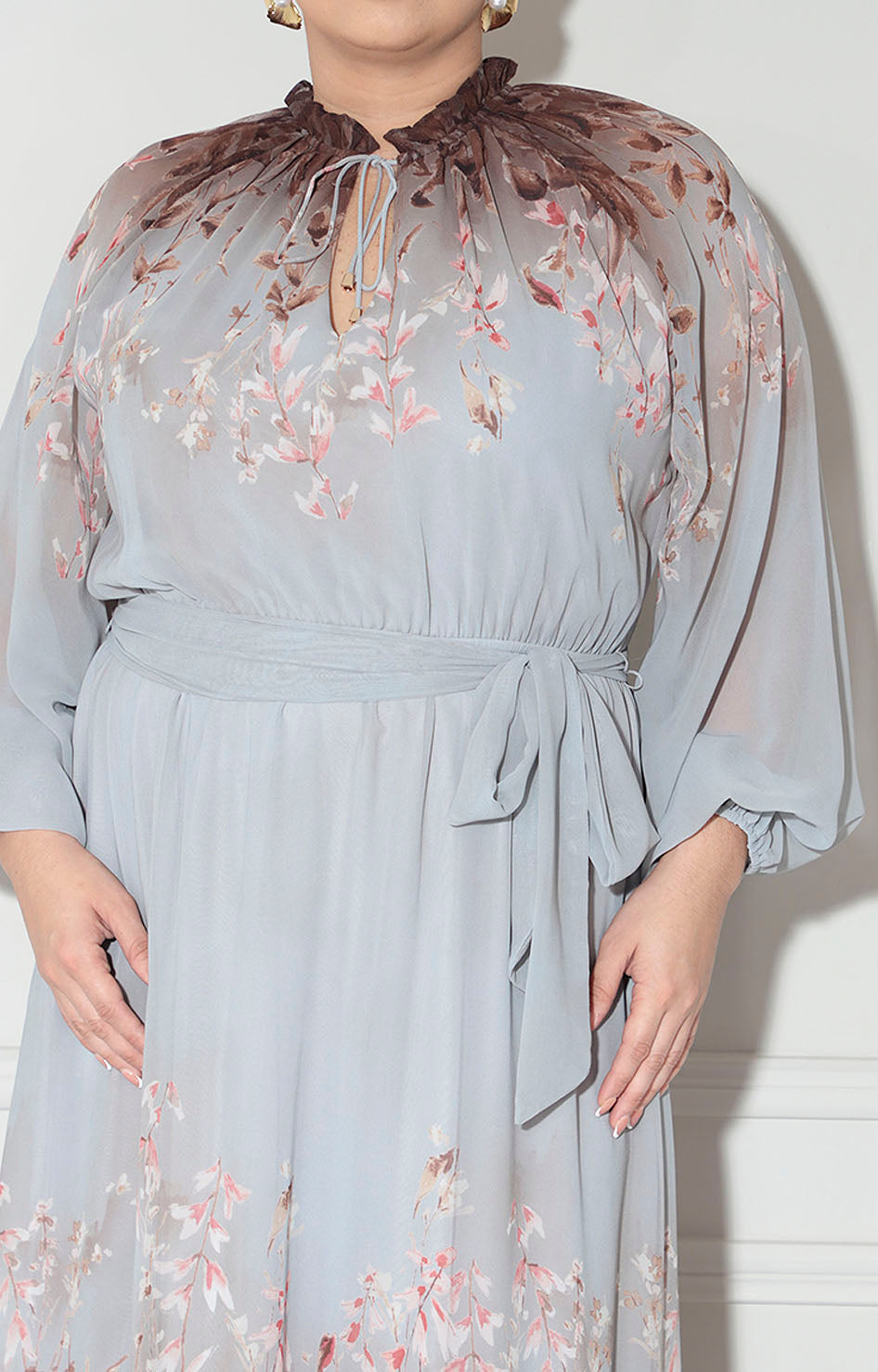 Vestido gris con flores