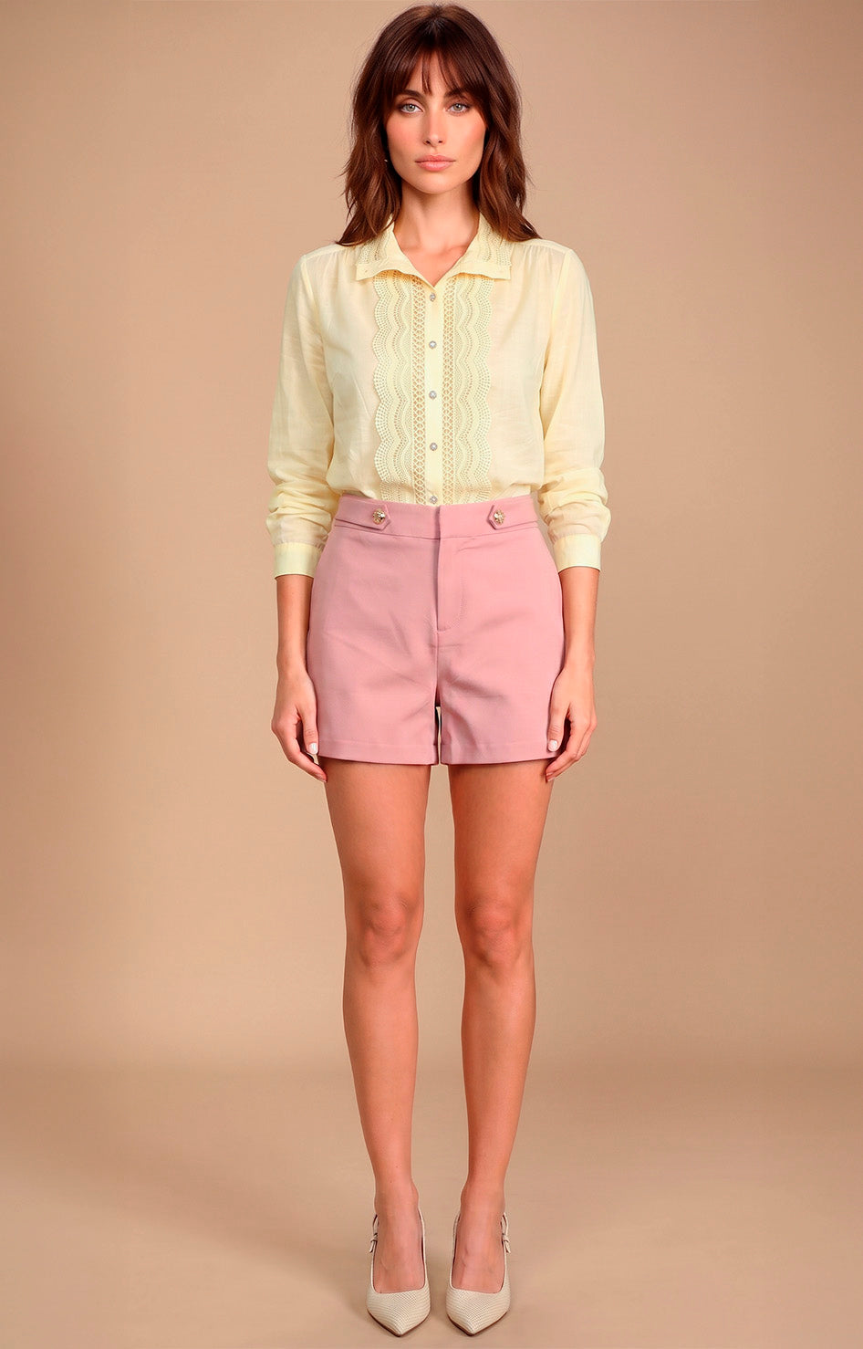 Short con detalle dorado