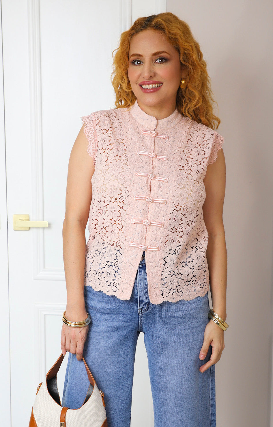 Blusa de encaje con broches orientales