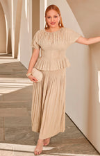 Conjunto beige plisado con perlas