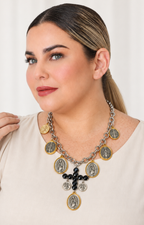 Collar de acero plateado con medallones y cruz