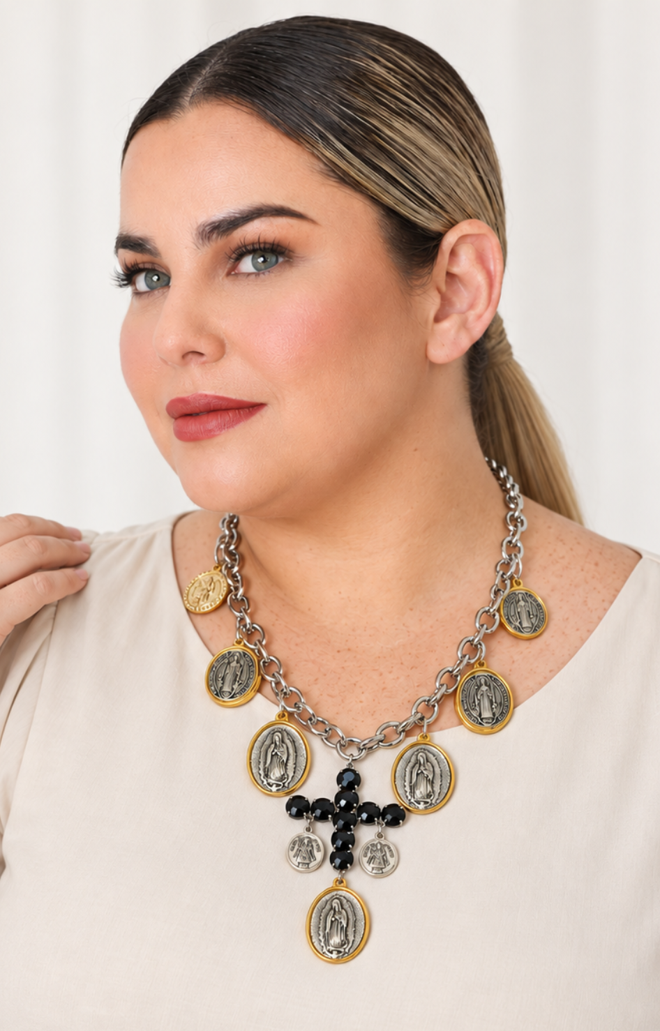 Collar de acero plateado con medallones y cruz