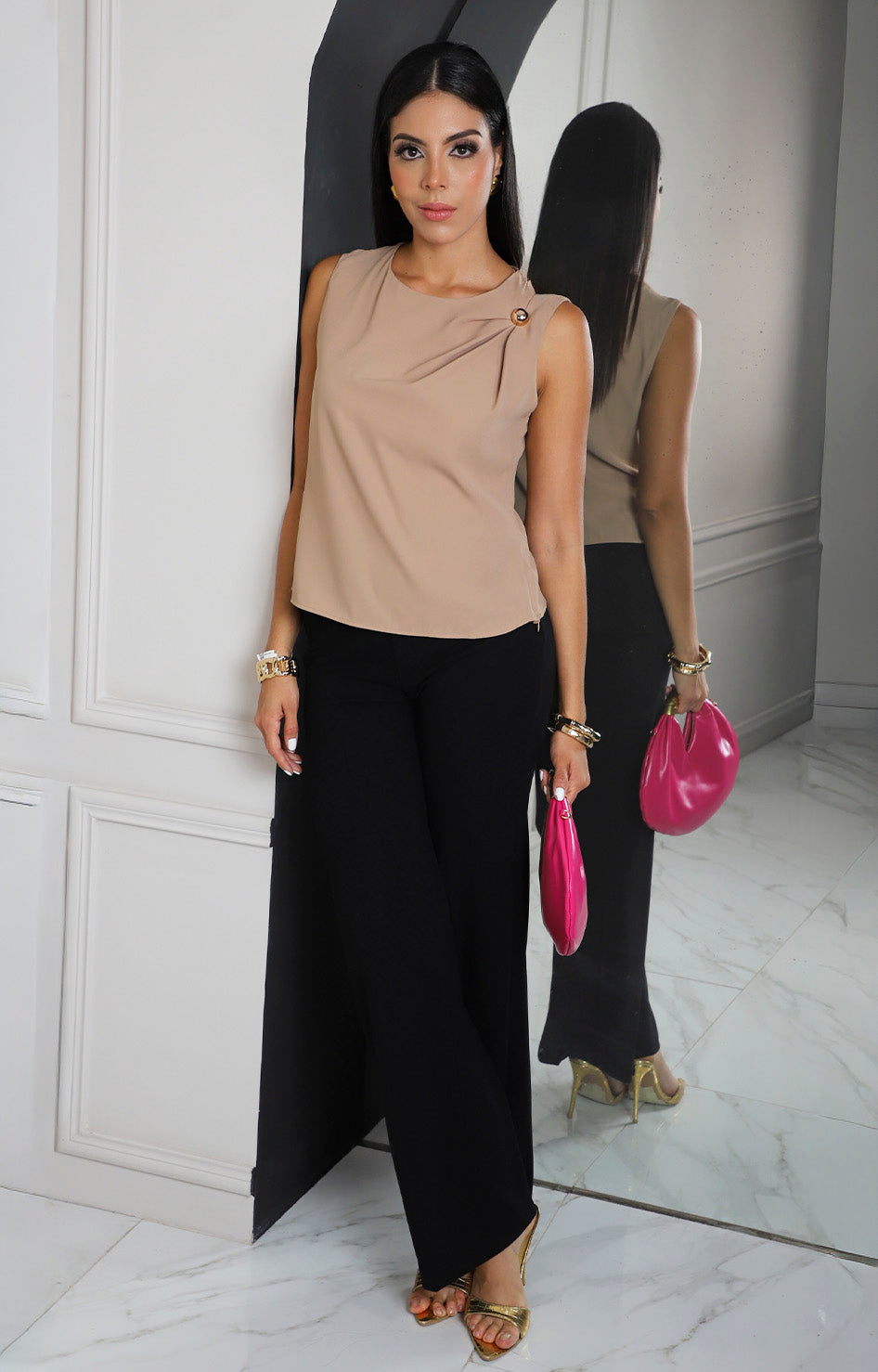 Blusa fruncida sin manga con detalle dorado