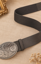 Cinturón vaquero Boutiquemirel con hebilla de filigrana plateada y diseño decorativo sobre fondo neutro