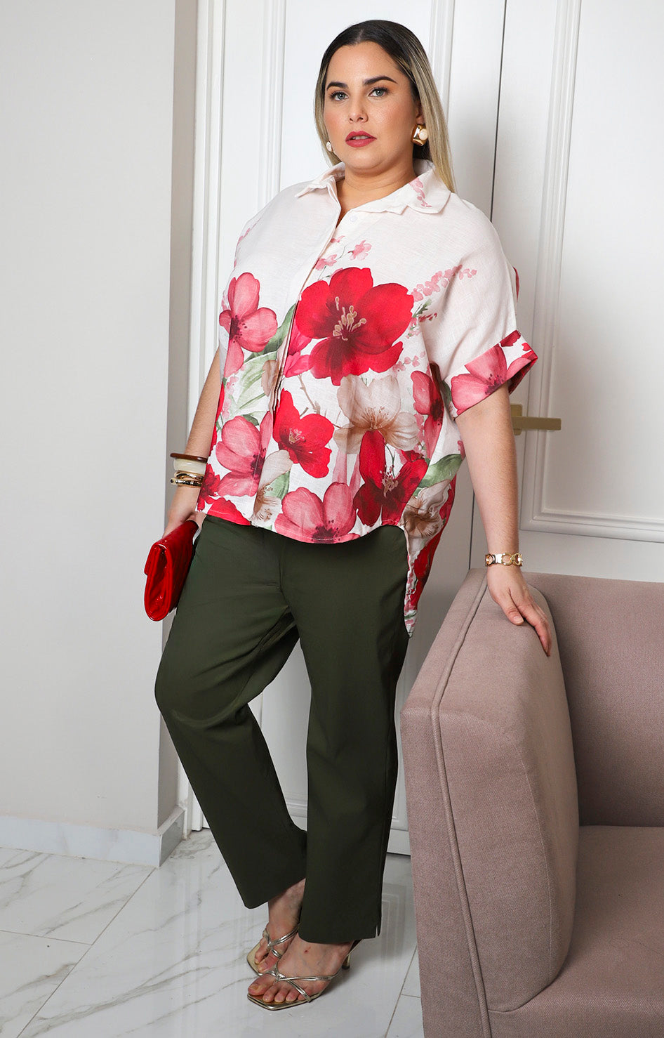 Blusa beige camisera con estampado floral