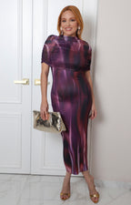 Vestido morado con capa