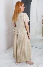 Conjunto beige plisado con perlas