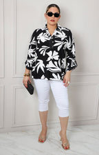 Blusa con estampado floral blanco y botones dorados