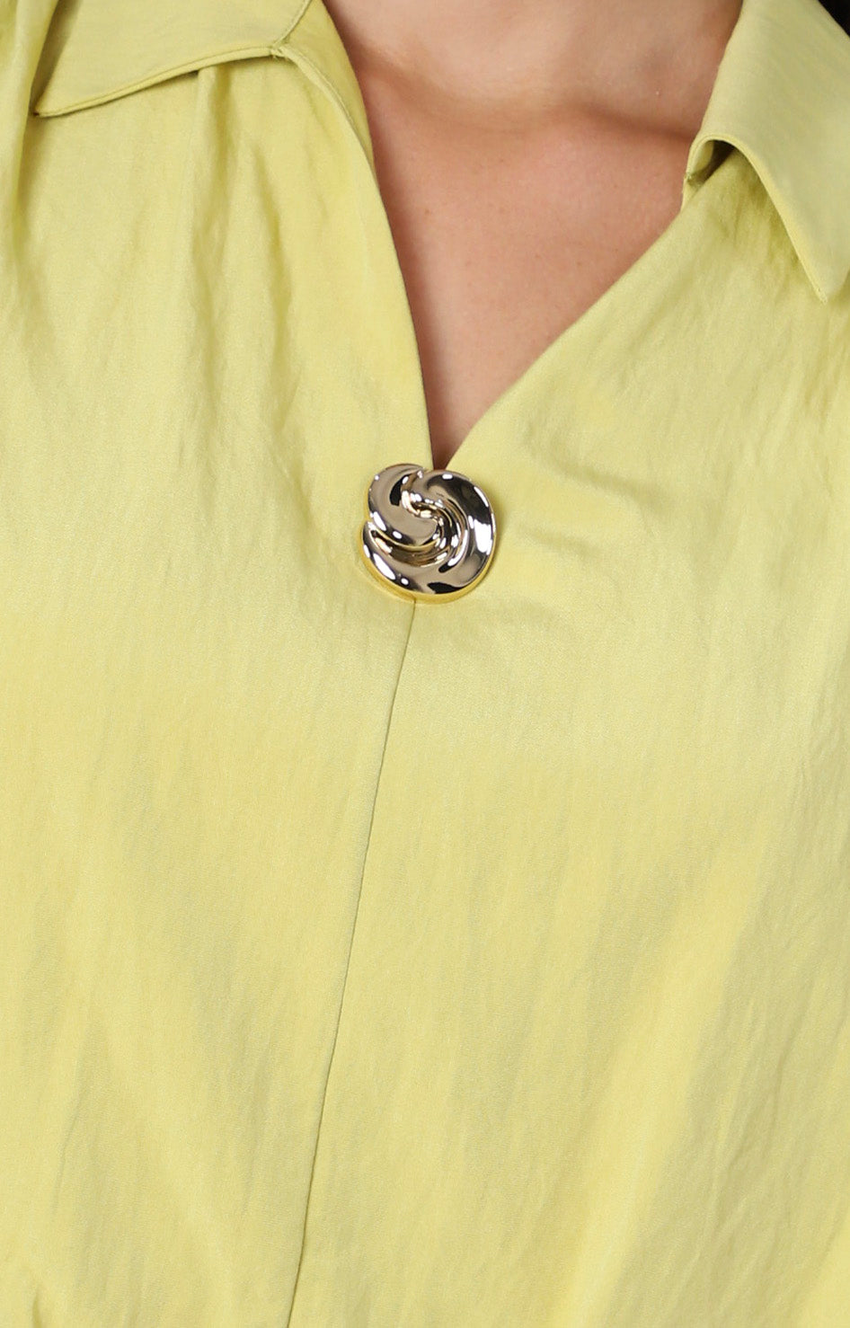 Blusa verde sin mangas con cuello camisero