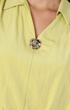 Blusa verde sin mangas con cuello camisero