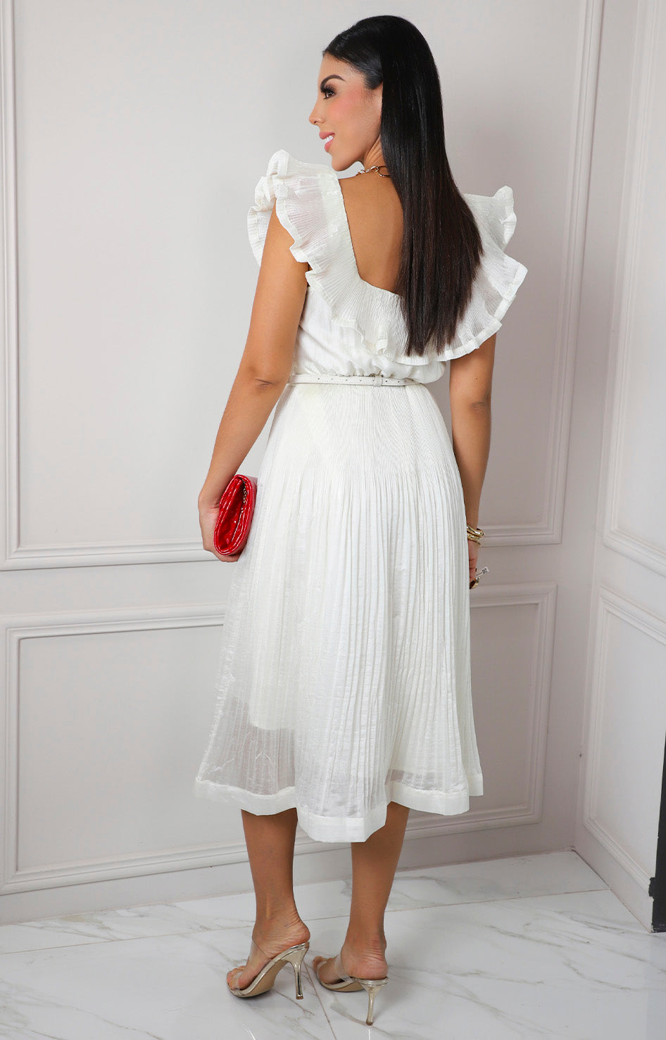Vestido beige con olán y cinturón