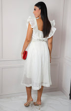 Vestido beige con olán y cinturón