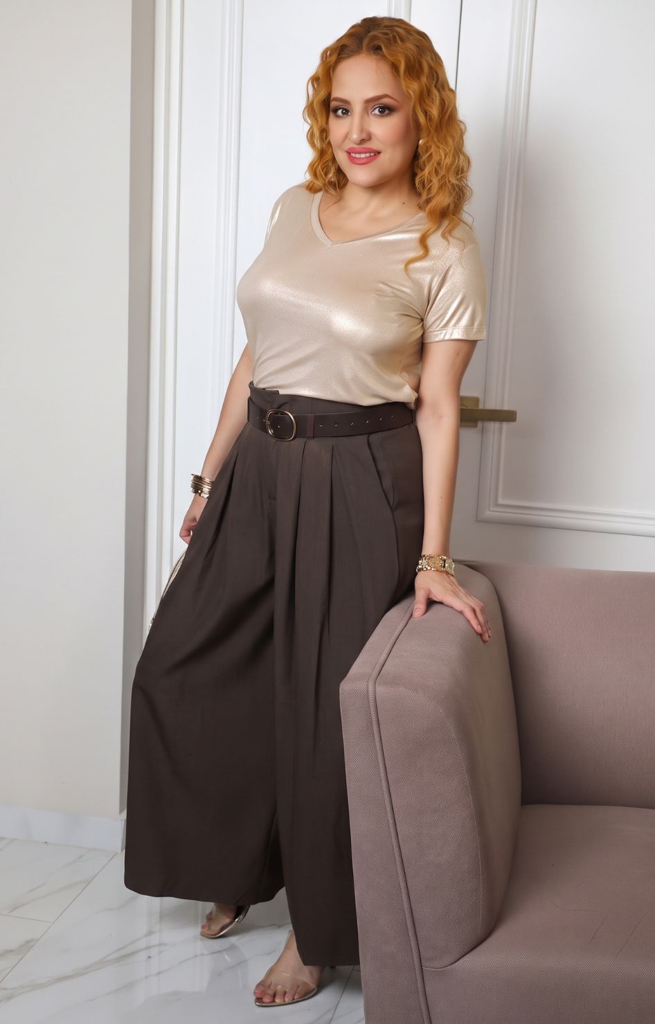 Pantalón plisado de pierna ancha con cinturón