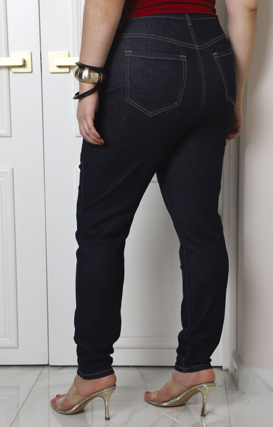 Pantalón de mezclilla obscuro