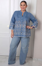 Blusa de mezclilla con bordado
