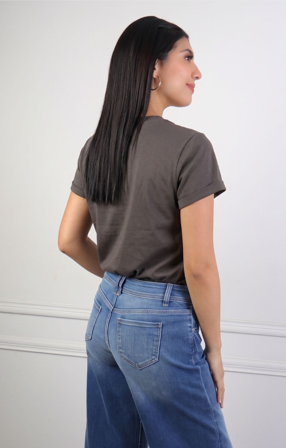 Blusa regular Boutiquemirel con detalles dorados y botones delanteros