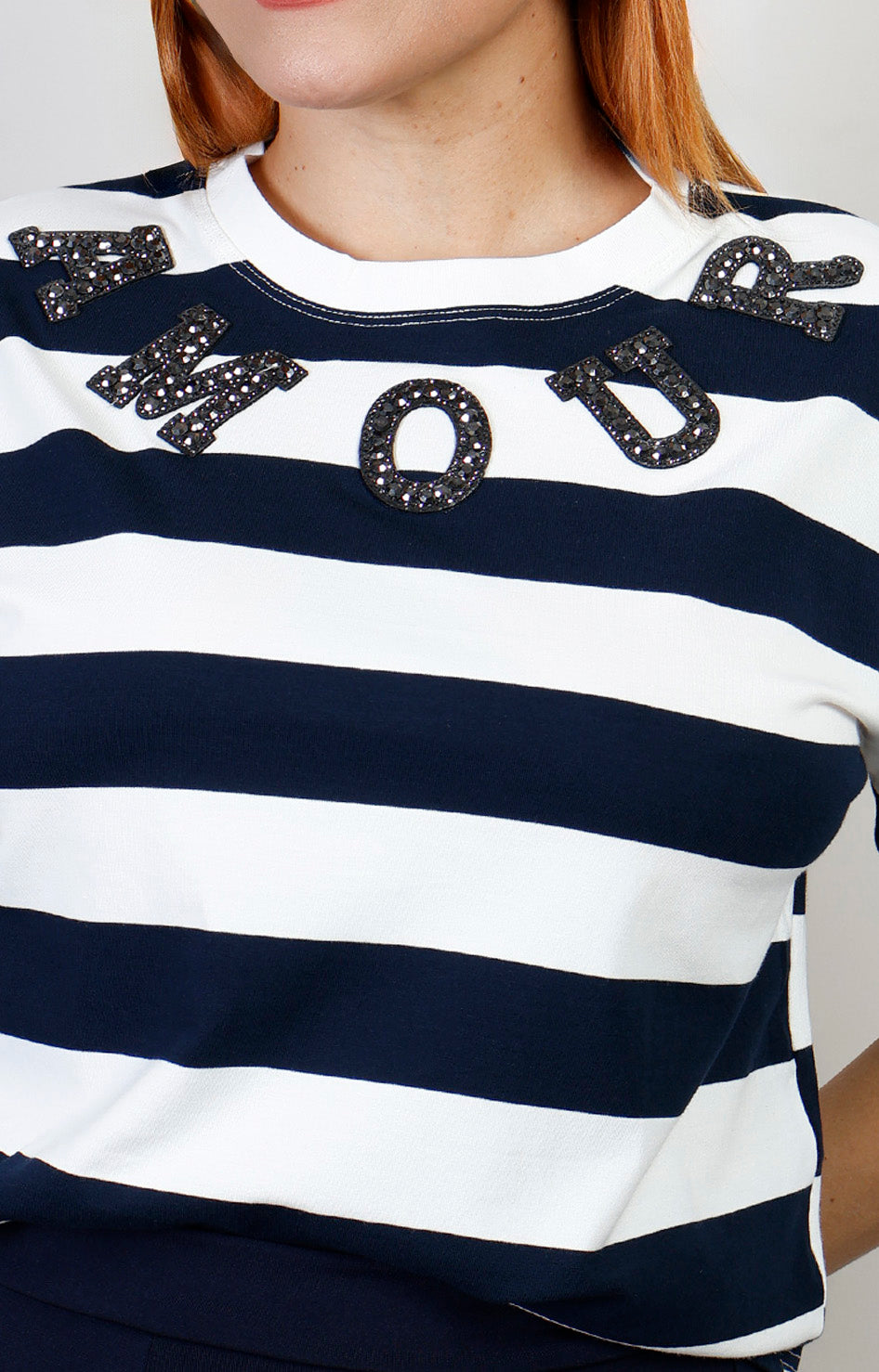 Blusa a rayas con aplicaciones Boutiquemirel, diseño regular de manga larga y cuello redondo