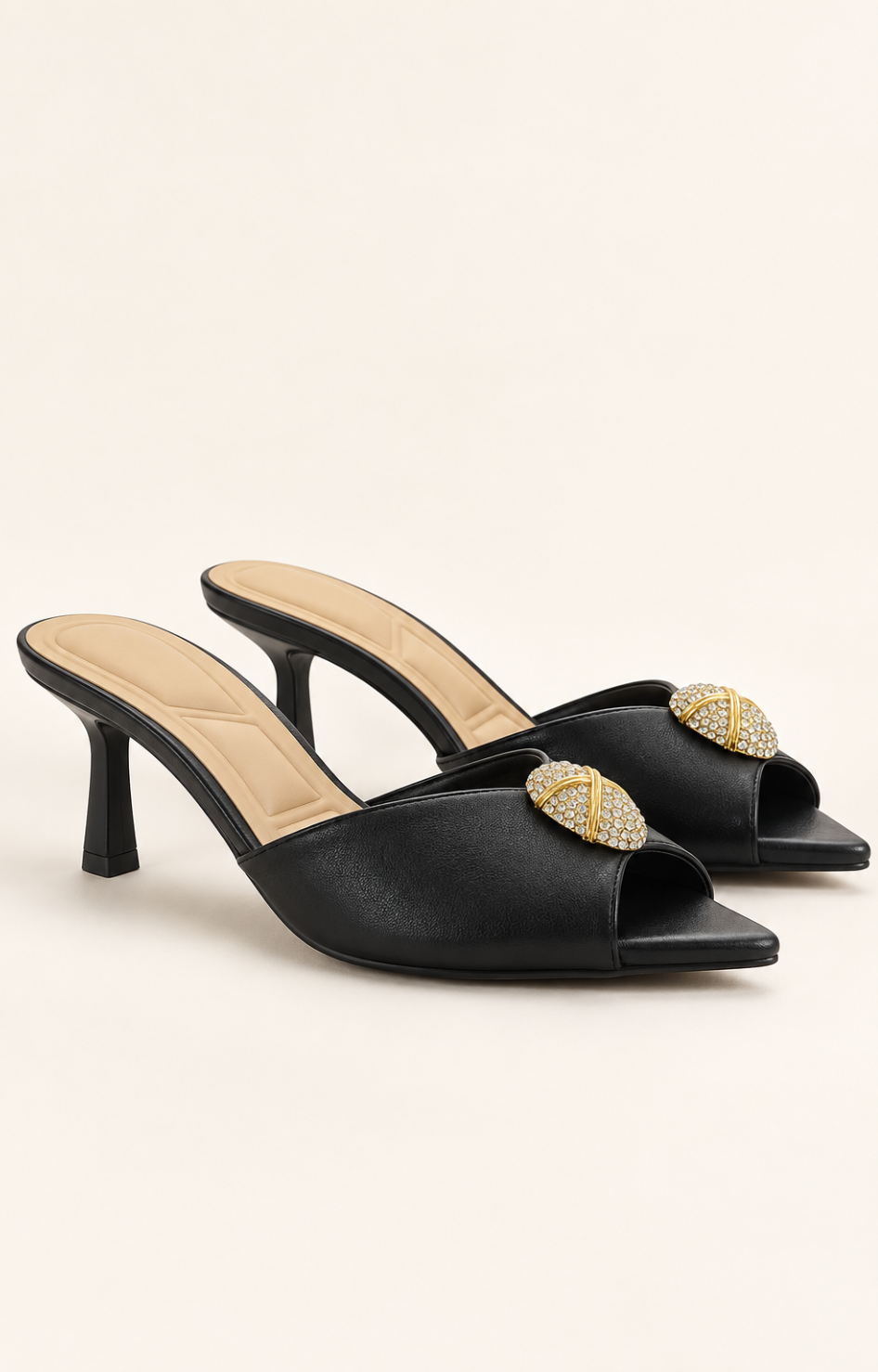 Sandalias de tacón negras con detalle dorado