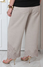 Pantalón beige con bordado floral
