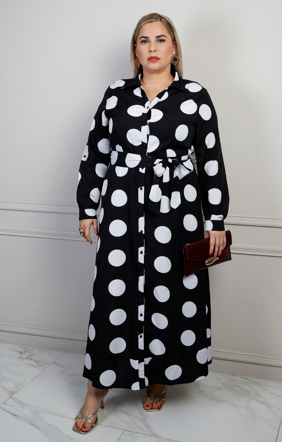 Vestido largo con cinturón y estampado de puntos