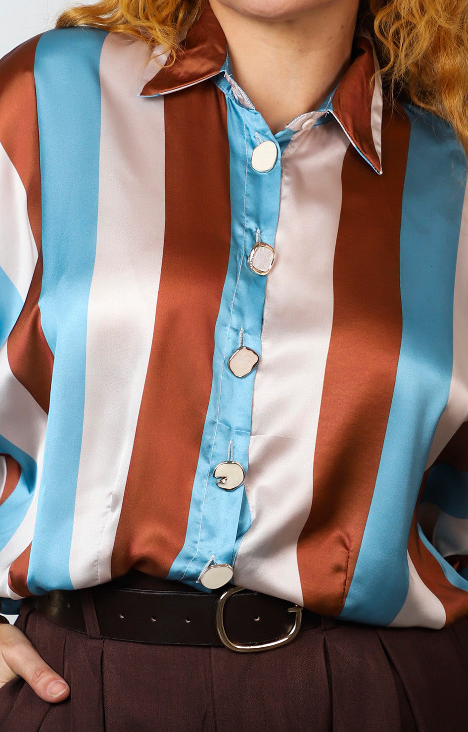 Blusa camisera a rayas con botones decorativos