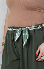 Pantalón verde pierna ancha con paliacate