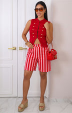 Short bermuda con rayas rojas