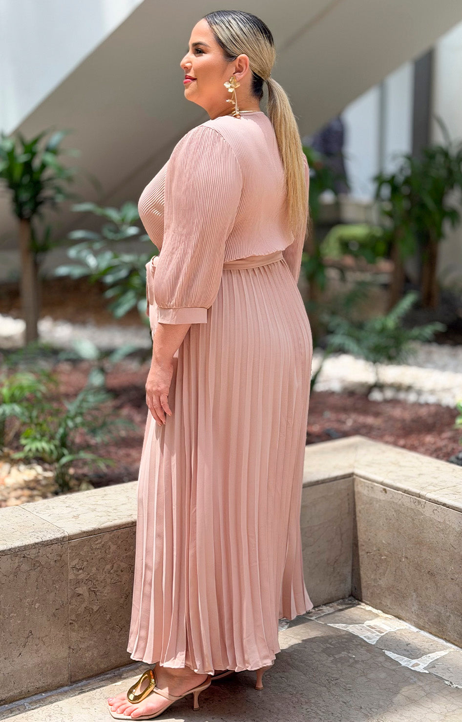 Vestido plisado con escote cruzado