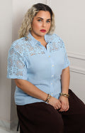 Blusa camisera azul con encaje