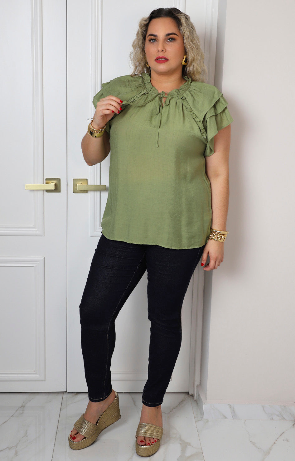 Blusa con olanes y lazo en el cuello