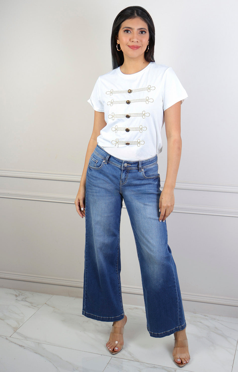 Blusa regular Boutiquemirel con detalles dorados y botones decorativos delanteros