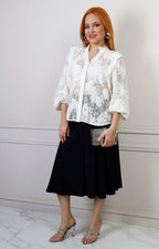 Blusa beige de encaje de estilo regular, con detalles delicados en encaje, diseñada por Boutiquemirel.