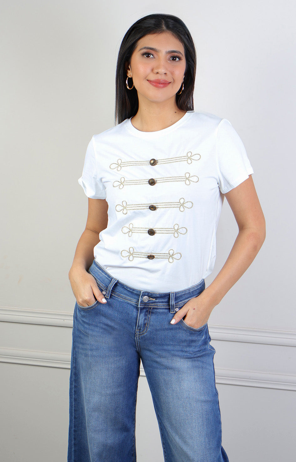 Blusa regular Boutiquemirel con detalles dorados y botones delanteros