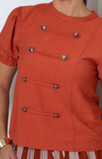 Blusa con botones decorativos
