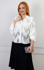 Blusa beige de encaje de la marca Boutiquemirel, estilo regular, con detalles delicados de encaje en la parte superior.