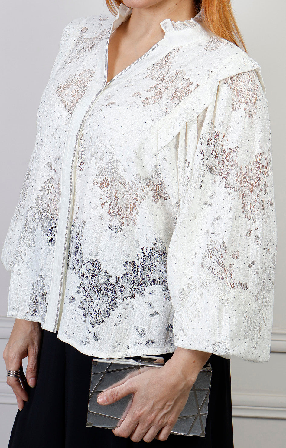 Blusa beige de encaje de la marca Boutiquemirel, estilo regular, con detalles de encaje delicado y diseño elegante.