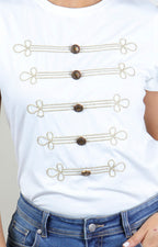 Blusa regular Boutiquemirel con detalles dorados y botones frontales, diseño elegante en tejido liso