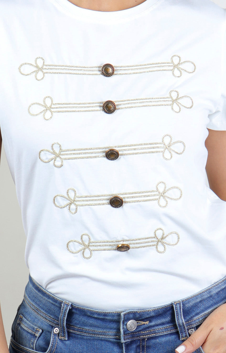 Blusa regular Boutiquemirel con detalles dorados y botones frontales, diseño elegante en tejido liso