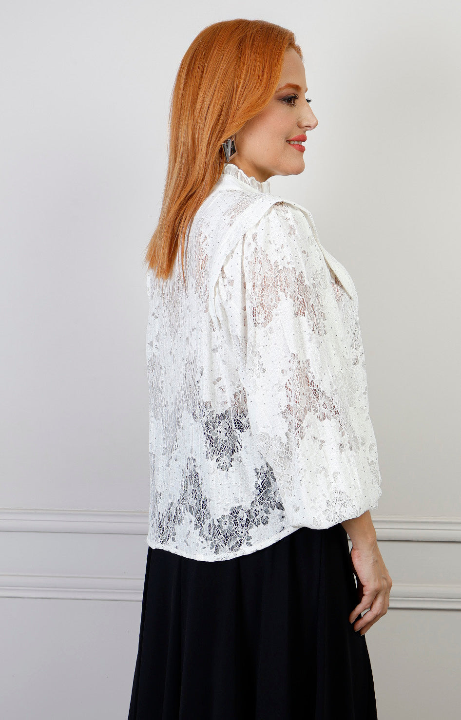 Blusa beige de encaje de la marca Boutiquemirel, estilo regular, con detalles delicados en encaje y corte elegante.