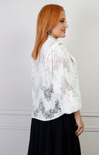 Blusa beige de encaje de la marca Boutiquemirel, estilo regular, con detalles delicados en encaje y corte elegante.
