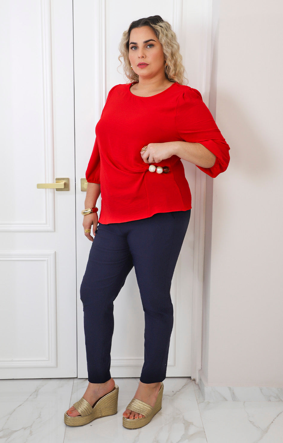Blusa con broche lateral